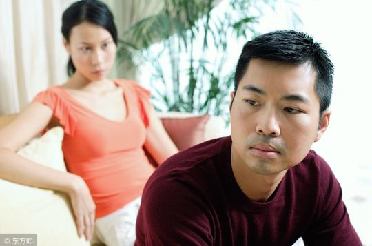 男子求婚被拒，在男方父亲拿出两样东西后，女方态度转变飞快！