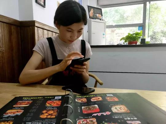 90后孪生姐妹在无锡打拼，做麻辣小海鲜外卖生意红火