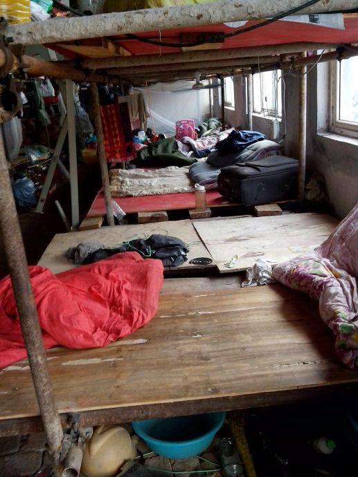 农民工的生活，男女不分住一起，女人搬砖风景线，60岁老人在苦干