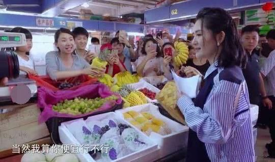 谢娜到菜市场买菜，菜农要送菜她表示做生意不容，太亲民了