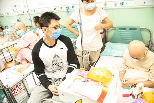 首钢男篮球员探望白血病儿童