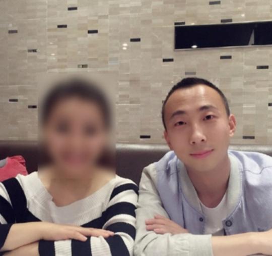 冯巩一家人的基因太厉害，网友笑称：全家共用一张脸，都长一个样
