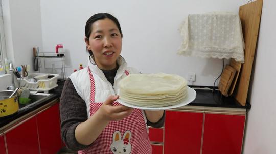 农村媳妇制作凉皮，同时还能得到好吃的面筋，一举两得，太实用了