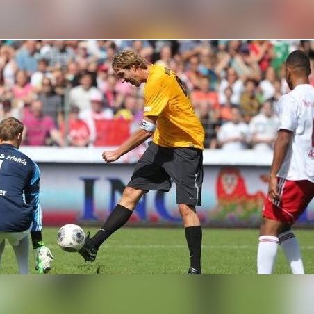 足球运动员是从小训练吗的长尾关键词有什么