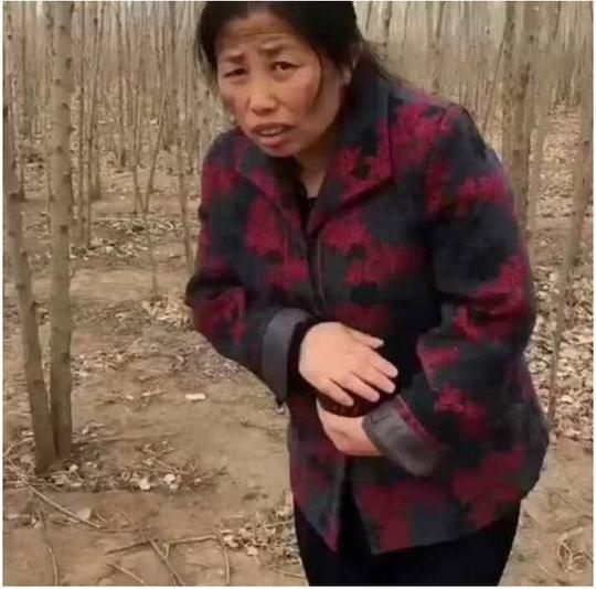 她是快手最接地气农村大妈，千万粉丝年入百万，成名后依旧做农活
