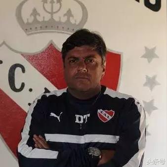 足球怎么勾起来打的