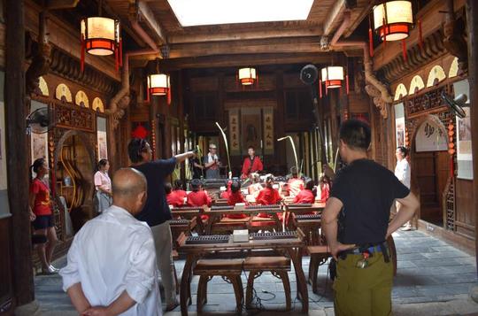 20多位萌娃穿汉服参加凤娃古寨“粽情端午品味民俗”系列活动