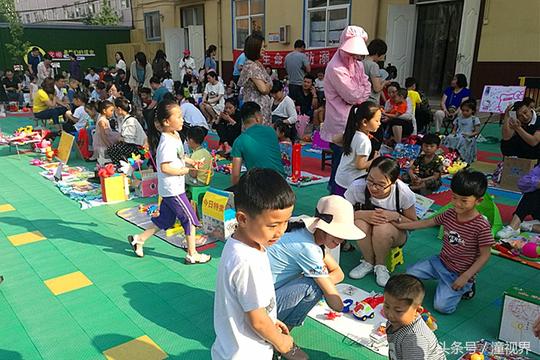 这个早市不一样：幼儿园里逛大集，小朋友人人当老板，做起大生意