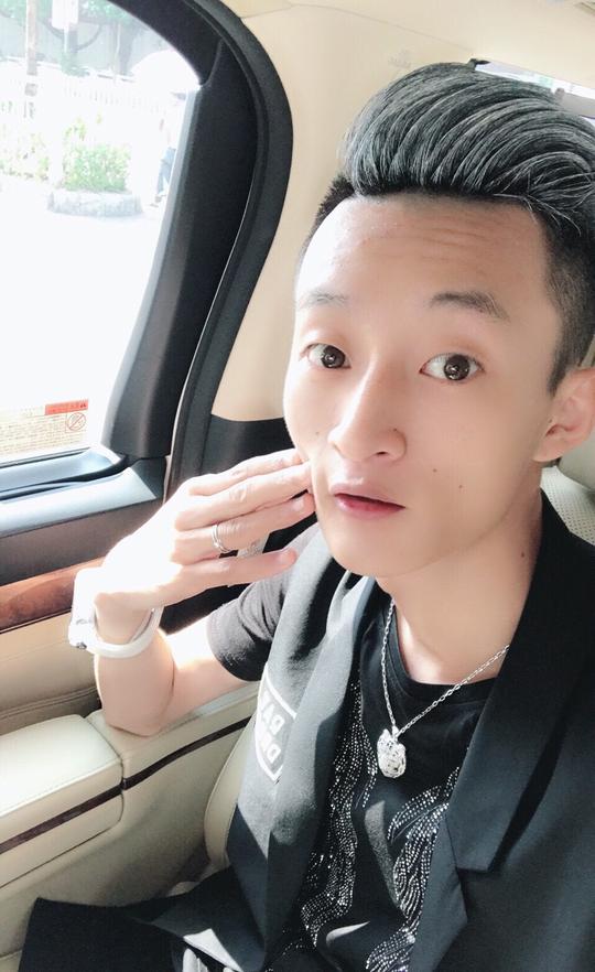 快手祁天道冒雨户外直播，偶遇上海卫视采访！网红又上电视了？