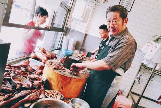 汕头这家老字号卤鹅店，究竟靠什么数十年经久不衰始终人气火爆？
