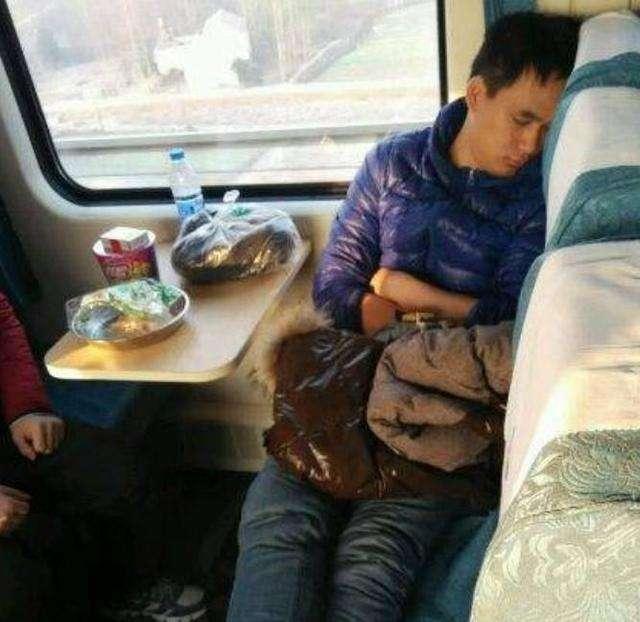 宝宝睡觉必须抱着怎么办