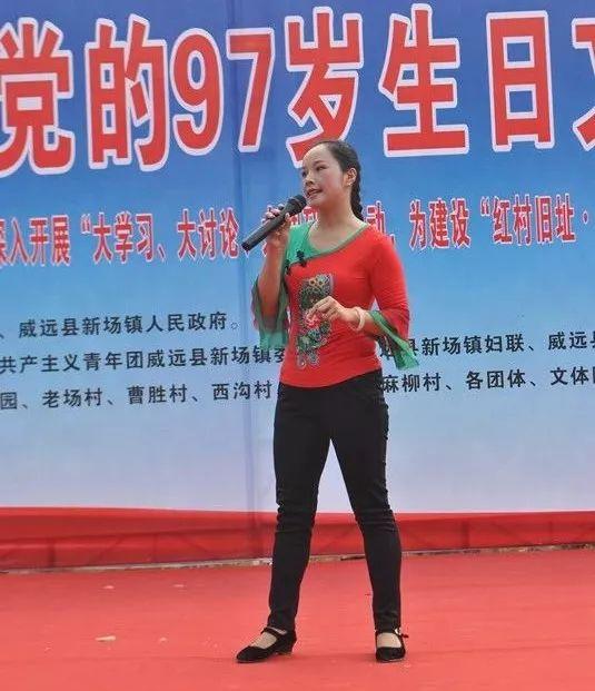 七一特刊｜喜迎党的97岁生日，上百名村民载歌载舞为她庆生！