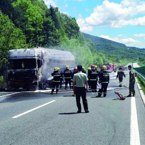 哈尔滨一货车发生自燃，已被及时扑灭无人受伤, 你怎么看？