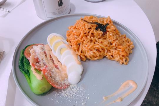 抖音网红泡面食堂，一包12起卖，你会去吃吗？