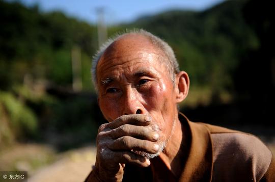 为什么农村人盖了新房不住却要去外面打工？老农三句话说到了重点