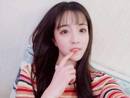抖音女神莉哥爆红后迅速膨胀，粉丝骂其无耻，一个微信号居然卖数万