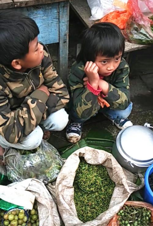 云南佤山农贸市场，两个男孩摆地摊赚钱，网友：长大了又一对首富