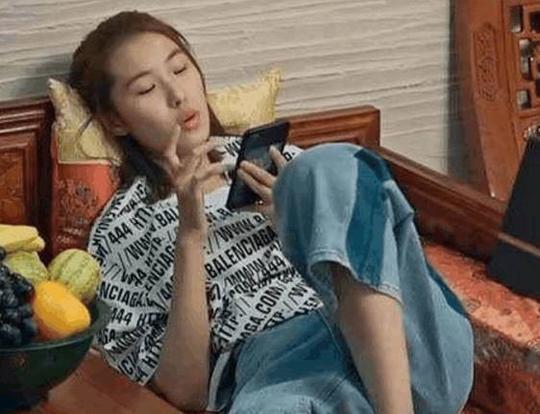 17岁少女吃饭要喂，出门六个保镖四辆豪车随行，如今怎样了？