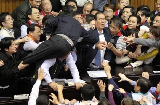 国民党吁献血车多进台湾“立法院”：打架前先捐一袋