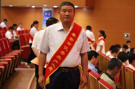 崔洪刚在纪念中国共产党成立97周年暨讲述“身边”先锋群体主题党日活动上强调，重整行装再出发，艰苦奋斗再创业