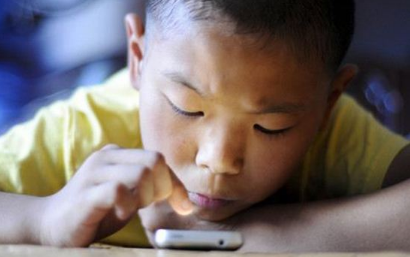 父母喜欢玩手机对小孩有什么影响