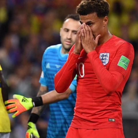 足球运动员在土地摔倒视频的长尾关键词有哪些