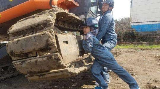 日本搬砖月赚2-3万，当地只有老人才去干，最后只得拜托我们帮忙