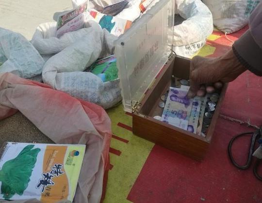 直击：卖菜种抽“中华”，一天赚不到10元，农村老人的嘴福猜不透