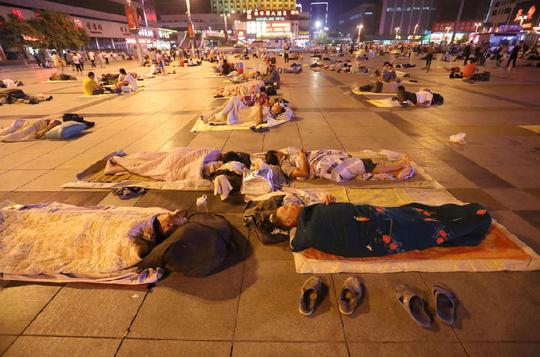 郑州、洛阳火车站，大妈开启“露天旅馆”小生意，5元1个“床位”