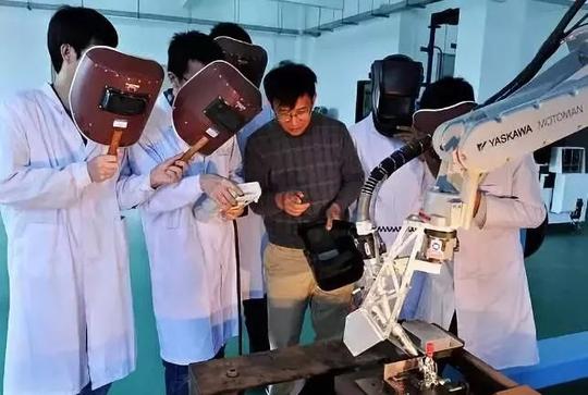 骄傲！中国首次！李泽湘和其学生大疆创始人汪滔同获这个国际大奖！