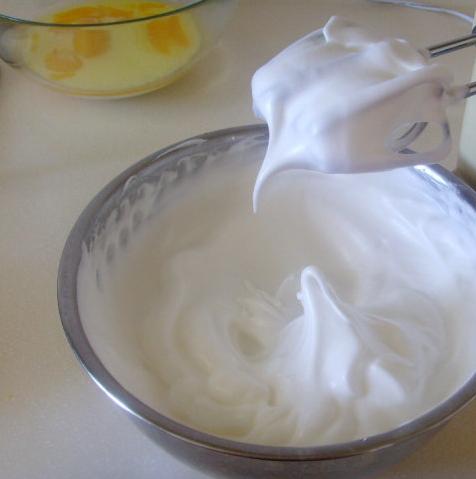 怎么用蛋白打成能吃的奶油(蛋清和牛奶可以做出奶油吗)
