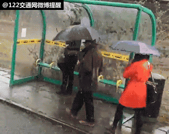 开车溅人一身水是违法行为吗