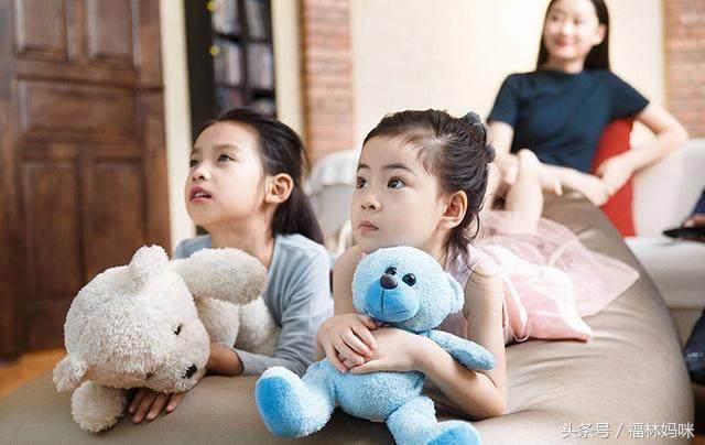 孩子经常看电视会变成小眼睛吗