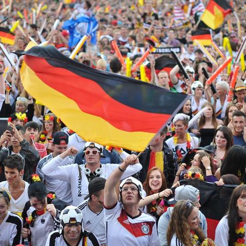 爱踢足球的英语怎么写