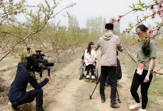 《轮椅上的女孩》电影首映讲述菏泽油桃妹电商创业故事