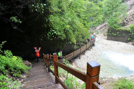 珍珠门赏瀑布，老三队泡温泉