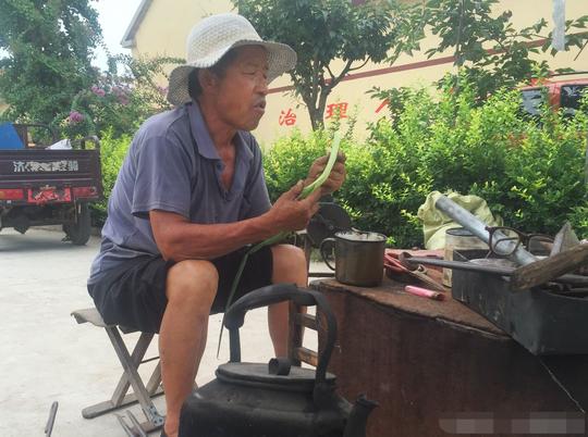 牛人在民间，大爷一件“铁利器”5元，入行40余年赚二套20万楼房