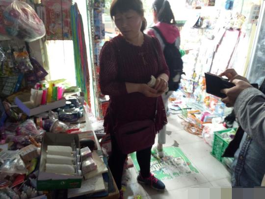 学校门口的小卖铺生意就是好，老板边收钱边看监控月赚一万很轻松