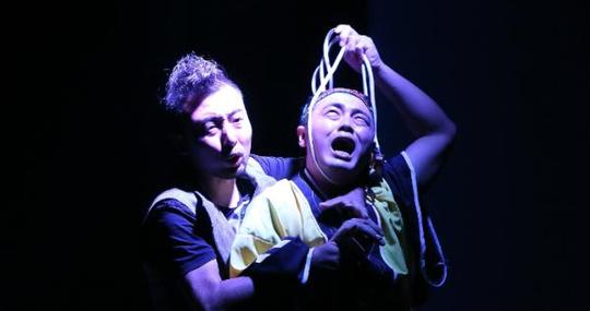 这个大连男人被“强抱”后，创作了《跑调酒吧》