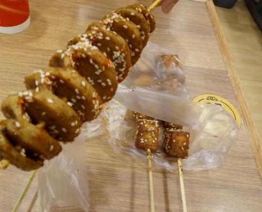 实拍各类烧烤小摊，烤面筋一串2.5元，最赚钱的还是最后一种烧烤