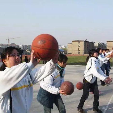 怎么踢足球中考女生