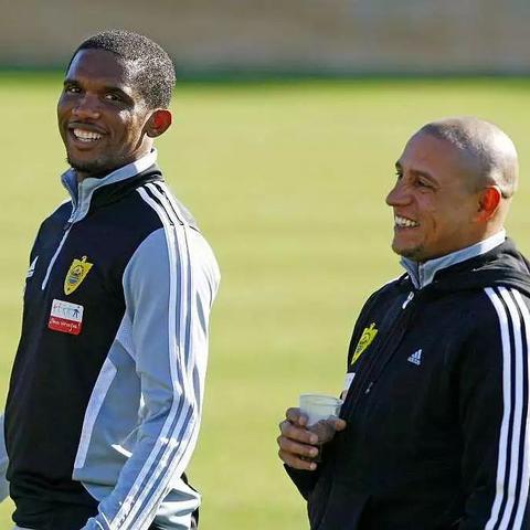 双手捧足球怎么画