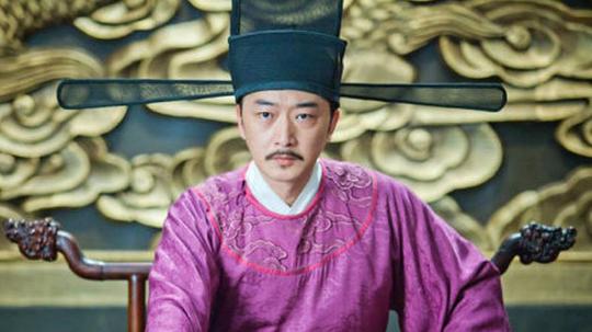 丈夫做生意血本无归，把年轻貌美妻子卖进皇宫，15年后竟当上皇后