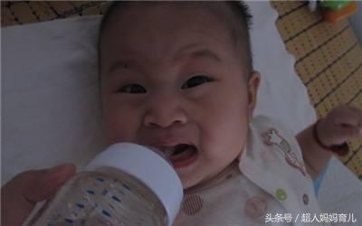 喂养不当易引发婴儿吐奶