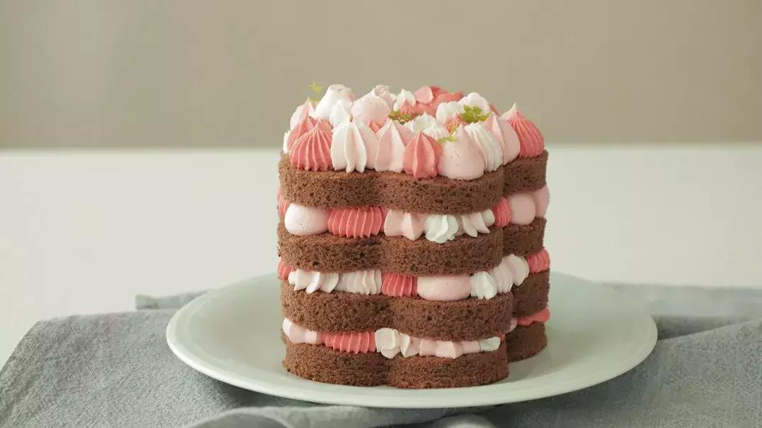 粉色奶油怎么调出来的(如何给蛋糕坯子涂抹奶油以及裱花)