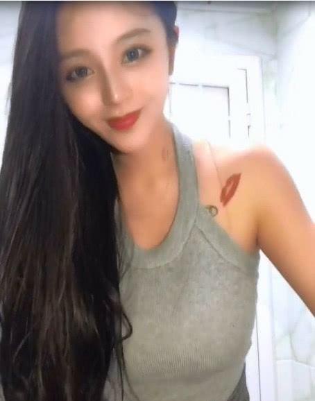 抖音女为红不择手段，怀着孕化浓妆纹纹身，搔首弄姿博关注