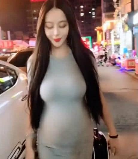 抖音女为红不择手段，怀着孕化浓妆纹纹身，搔首弄姿博关注