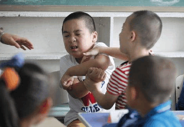 两个孩子打架应该怎么处理比较好