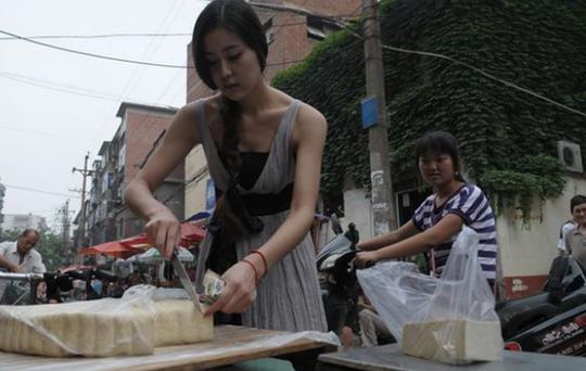 直击女大学生”创业“卖豆腐，生意十分火爆！