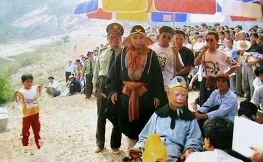 西游记幕后老照片：图3威亚飞行的孙悟空，图5冰面摔倒的白龙马！